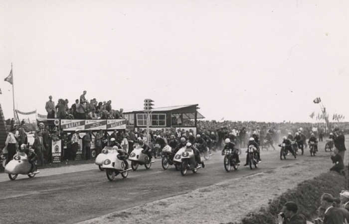 TT Circuit Assen 1954 - Start of the last Dutch TT on the old circuit