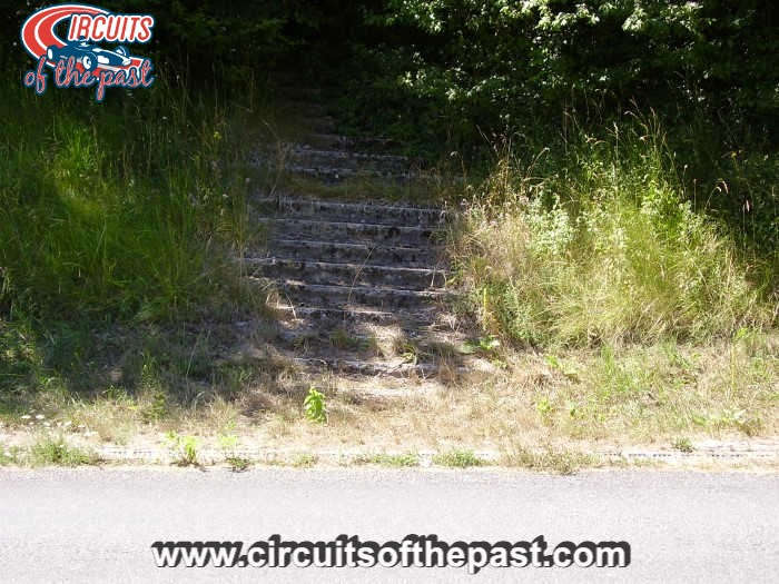 Circuit Rouen-les-Essarts - The remained stairs of the natural grandstand at the Nouveau Monde Hairpin