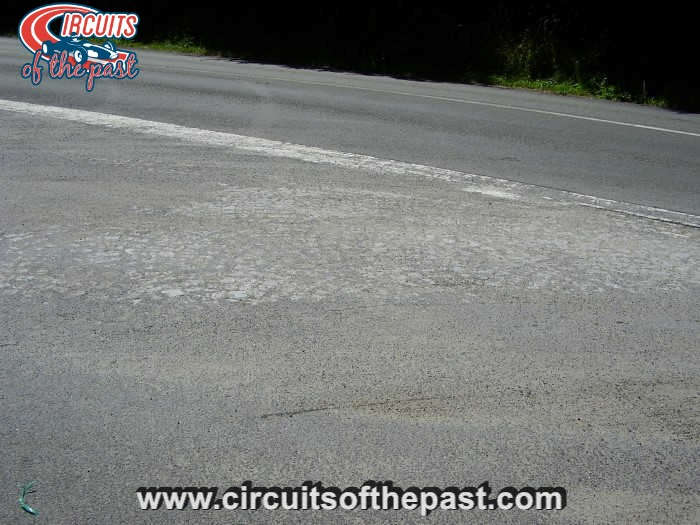 Circuit Rouen-les-Essarts - Cobblestones underneath the asphalt layer at the Nouveau Monde Hairpin